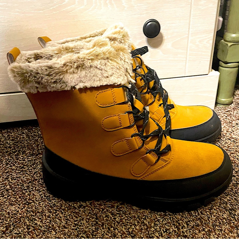 Women’s snow boots size 10